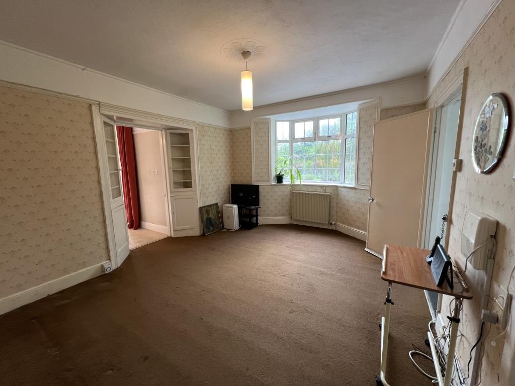 Lot: 128 - UNIQUE DETACHED PROPERTY FOR REFURBISHMENT WITH POTENTIAL - General view of the sitting room of Rockwood House